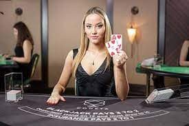 Meja BandarQ di studio betsson dengan dealer profesional dan kartu remi yang terlihat jelas